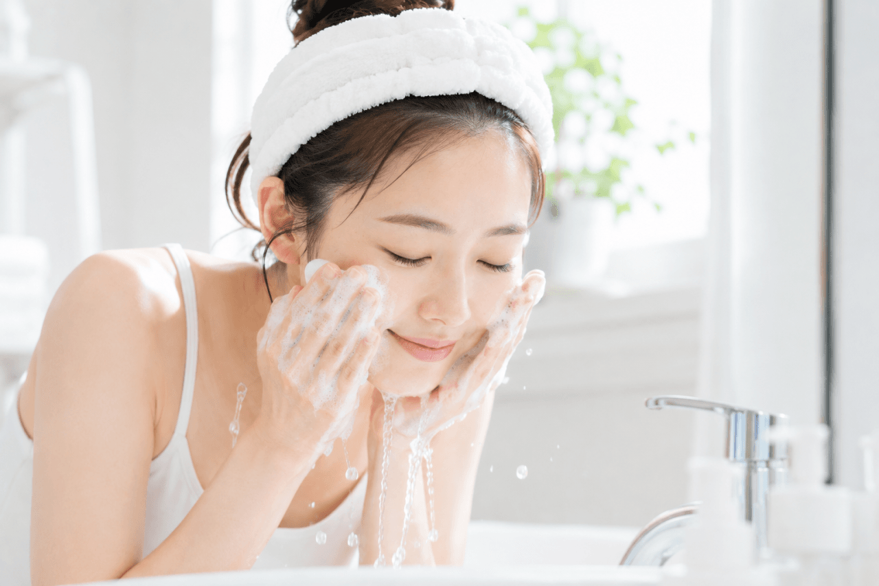 朝の洗顔をしている若い女性。