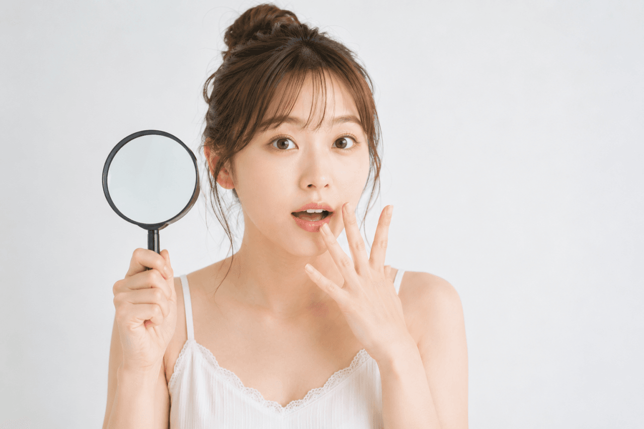 その正体とは！？というポーズをとっている若い女性